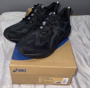 Кросівки Asics Novablast 5, Розмір 44, Оверсайз.